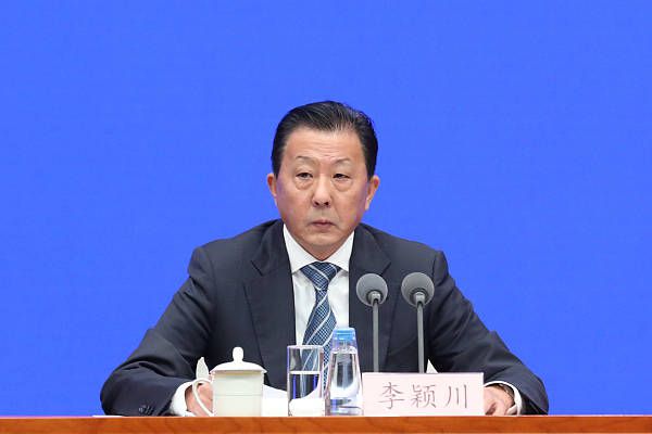 少妇脱了内裤让我添